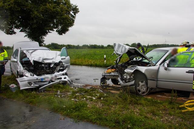 Frontalzusammenstoß der beiden PKWs der Marke Mercedes.