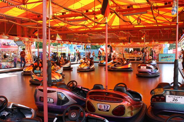 Darf auf keinem Volksfest fehlen: Autoscooter.