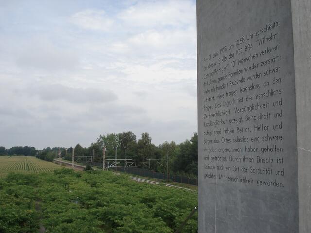 Der Blick vom Tor auf die Bahnstrecke