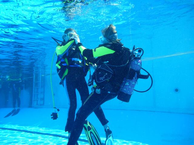Schnuppertauchen mit den Friesentauchern Hänigsen und dem Altwarmbüchener Tauchclub im Rahmen des Feriencardprogramms der Gemeinde Uetze 2015.