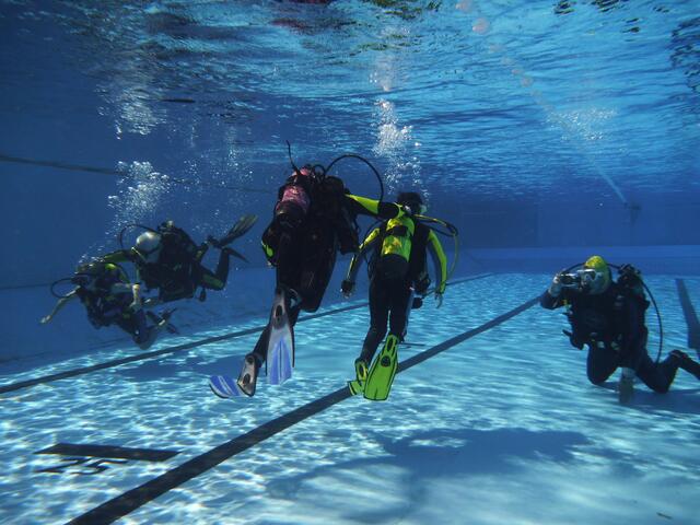 Schnuppertauchen mit den Friesentauchern Hänigsen und dem Altwarmbüchener Tauchclub im Rahmen des Feriencardprogramms der Gemeinde Uetze 2015.