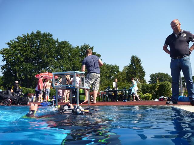 Schnuppertauchen mit den Friesentauchern Hänigsen und dem Altwarmbüchener Tauchclub im Rahmen des Feriencardprogramms der Gemeinde Uetze 2015.