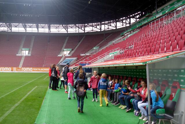 , sie durften auch von der Trainerbank aus der Sicht des Trainers  die WWK ARENA sehen.