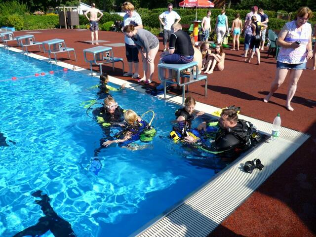Schnuppertauchen mit den Friesentauchern Hänigsen und dem Altwarmbüchener Tauchclub im Rahmen des Feriencardprogramms der Gemeinde Uetze 2015. | Foto: Klaus Pinske