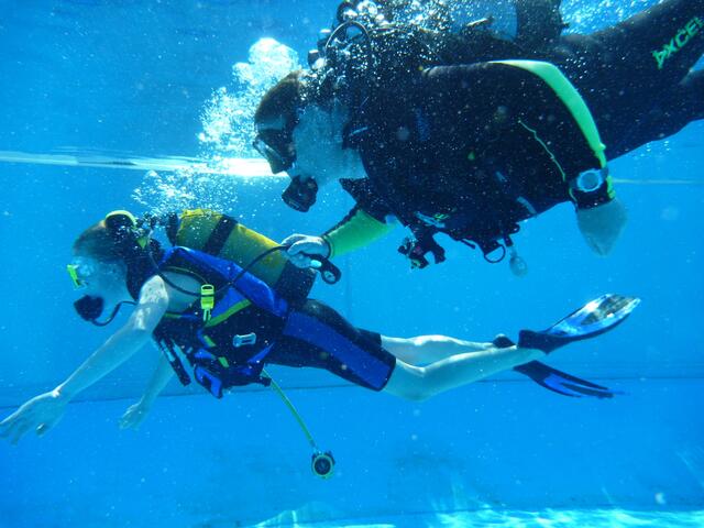 Schnuppertauchen mit den Friesentauchern Hänigsen und dem Altwarmbüchener Tauchclub im Rahmen des Feriencardprogramms der Gemeinde Uetze 2015.