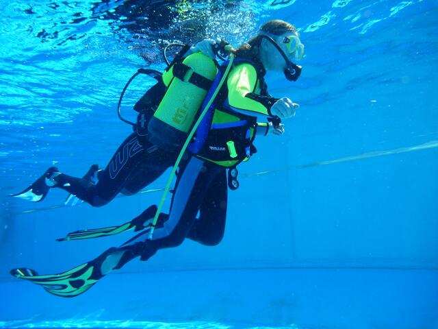 Schnuppertauchen mit den Friesentauchern Hänigsen und dem Altwarmbüchener Tauchclub im Rahmen des Feriencardprogramms der Gemeinde Uetze 2015.