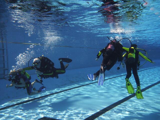 Schnuppertauchen mit den Friesentauchern Hänigsen und dem Altwarmbüchener Tauchclub im Rahmen des Feriencardprogramms der Gemeinde Uetze 2015.