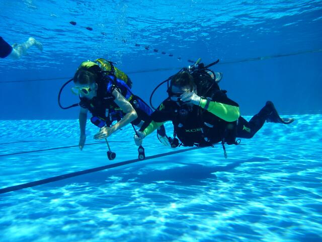 Schnuppertauchen mit den Friesentauchern Hänigsen und dem Altwarmbüchener Tauchclub im Rahmen des Feriencardprogramms der Gemeinde Uetze 2015.