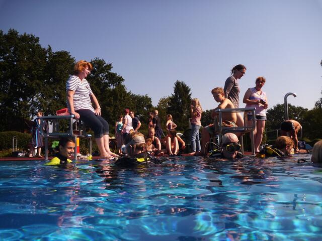 Schnuppertauchen mit den Friesentauchern Hänigsen und dem Altwarmbüchener Tauchclub im Rahmen des Feriencardprogramms der Gemeinde Uetze 2015.