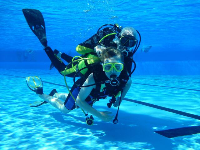 Schnuppertauchen mit den Friesentauchern Hänigsen und dem Altwarmbüchener Tauchclub im Rahmen des Feriencardprogramms der Gemeinde Uetze 2015.