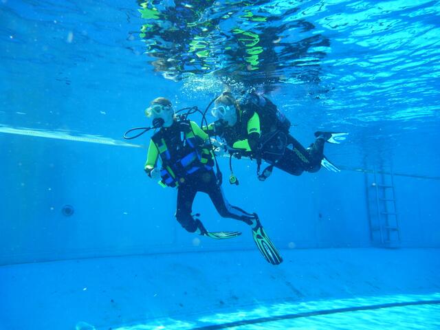 Schnuppertauchen mit den Friesentauchern Hänigsen und dem Altwarmbüchener Tauchclub im Rahmen des Feriencardprogramms der Gemeinde Uetze 2015.