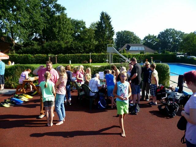 Schnuppertauchen mit den Friesentauchern Hänigsen und dem Altwarmbüchener Tauchclub im Rahmen des Feriencardprogramms der Gemeinde Uetze 2015.
