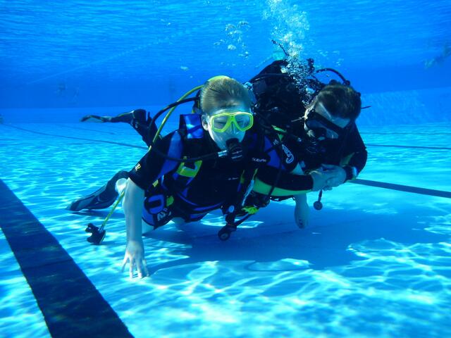 Schnuppertauchen mit den Friesentauchern Hänigsen und dem Altwarmbüchener Tauchclub im Rahmen des Feriencardprogramms der Gemeinde Uetze 2015.