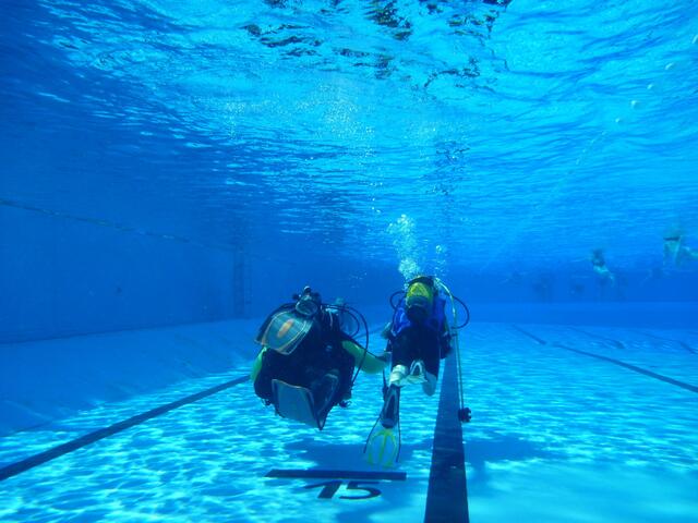 Schnuppertauchen mit den Friesentauchern Hänigsen und dem Altwarmbüchener Tauchclub im Rahmen des Feriencardprogramms der Gemeinde Uetze 2015.
