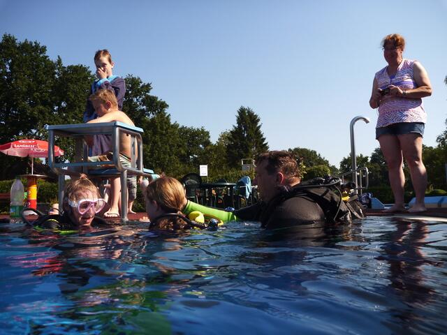 Schnuppertauchen mit den Friesentauchern Hänigsen und dem Altwarmbüchener Tauchclub im Rahmen des Feriencardprogramms der Gemeinde Uetze 2015.