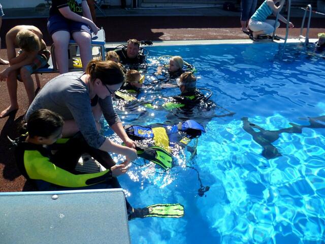 Schnuppertauchen mit den Friesentauchern Hänigsen und dem Altwarmbüchener Tauchclub im Rahmen des Feriencardprogramms der Gemeinde Uetze 2015. | Foto: Klaus Pinske