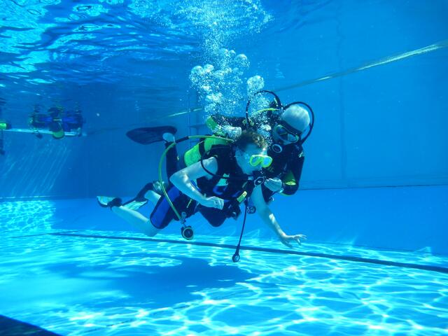 Schnuppertauchen mit den Friesentauchern Hänigsen und dem Altwarmbüchener Tauchclub im Rahmen des Feriencardprogramms der Gemeinde Uetze 2015.