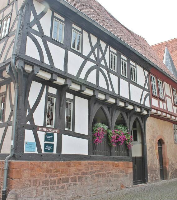 Das in östlicher Richtung an das Historische Rathaus anschließende „ehemalige Pfarrhaus“ ist vermutlich im ersten Drittel des 15. Jahrhunderts entstanden.