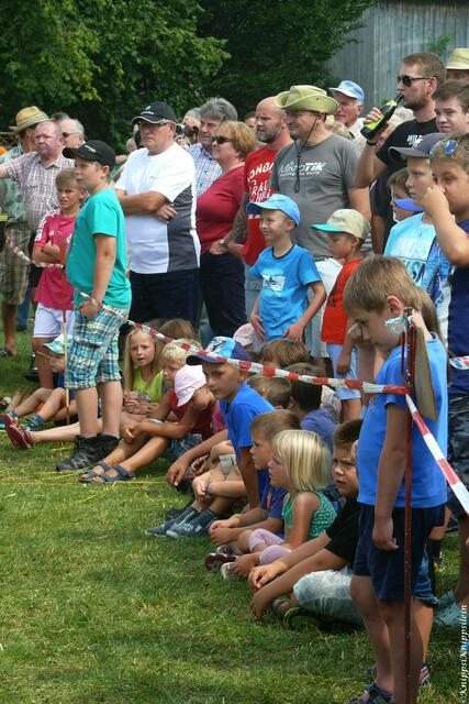 die Kinder sitzen gespannt in der 1. Reihe....