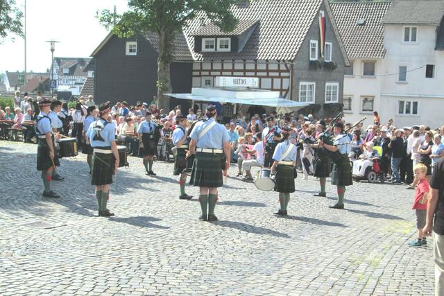 Das Publikum auf dem Marktplatz und Targe of Gordon am 23.08.2015.