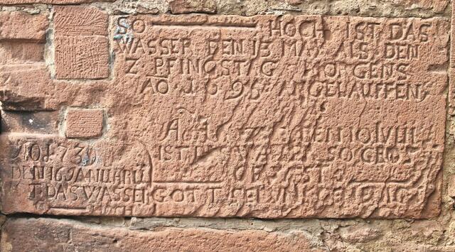 Im Torbogen finden wir diese Hochwassermarkierung.