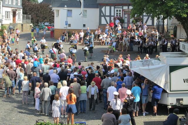 Rechts unter der Kastanie ruhen die Musiker des Musikvereins Bontkirchen. Die Drum & Pipe Band spielt auf.