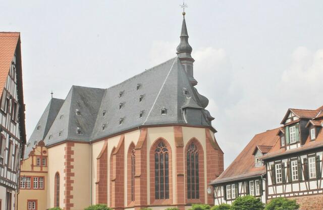 Die Marienkirche, auch Liebfrauenkirche genannt, entstand unter der Regierung Heinrich von Isenburgs (1340–1378) im Jahre 1367 und 1370 als hölzerne „Liebfrauenkapelle“ auf dem damaligen Marktplatz innerhalb der Stadt.