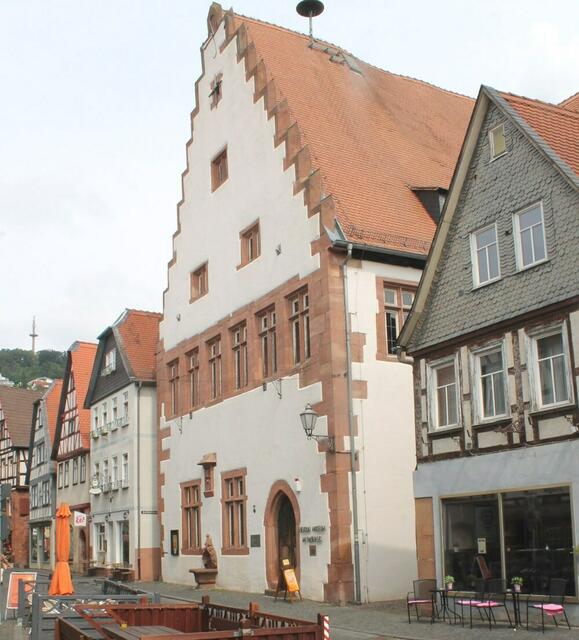 Das Historische Rathaus in Büdingen wurde 1458 auf einem steinernen Untergeschoss seines Vorläufers neu errichtet. Heute ist in diesem Gebäude das Heuson-Museum untergebracht.