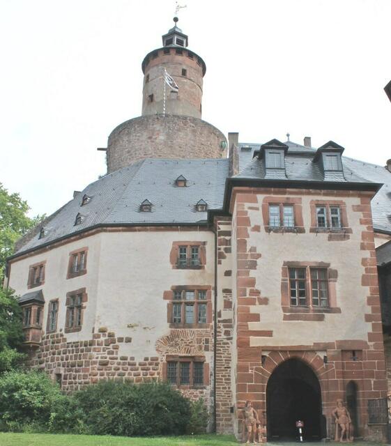 Die beiden steinernen Figuren mit Keulen bewachen das Tor zum inneren Schlosshof. Es wird erzählt, dass diese jede Nacht um Mitternacht die Seiten wechseln. Allerdings könne das Phänomen nur von Menschen beobachtet werden, die noch nie in ihrem Leben gelogen hätten.