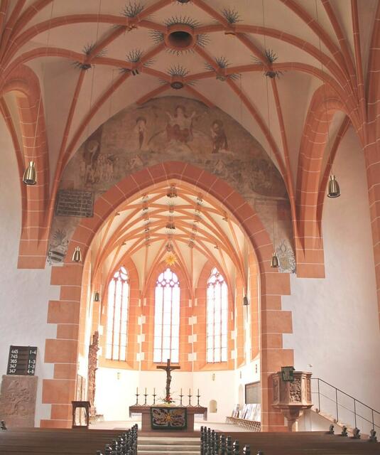 Ein besonderes Zeitdokument ist das Wandgemälde des Jüngsten Gerichts über dem Triumphbogen zwischen Halle und Chor. Es stammt aus der Bauzeit der Kirche und zeigt beeindruckend die mittelalterliche Angst vor den Höllenqualen.