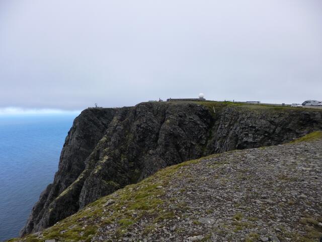 Links an der Felskante das Monument, in der Bildmitte das Nordkap-Museum mit Gastronomie