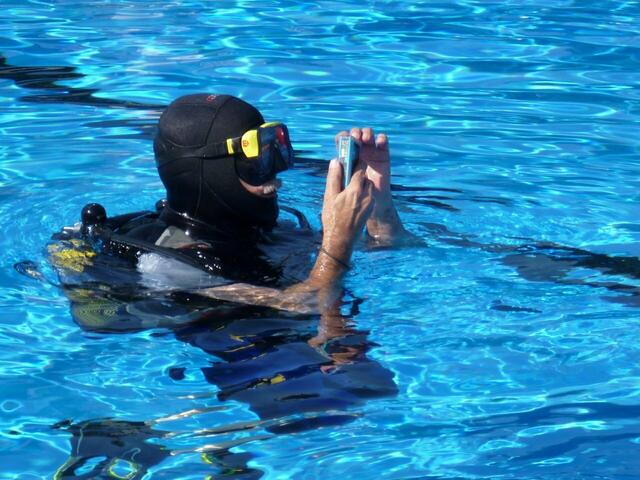 Schnuppertauchen mit den Friesentauchern Hänigsen und dem Altwarmbüchener Tauchclub im Rahmen des Feriencardprogramms der Gemeinde Uetze 2015. - Der Berichterstatter ist kurz mal aufgetaucht. | Foto: Klaus Pinske