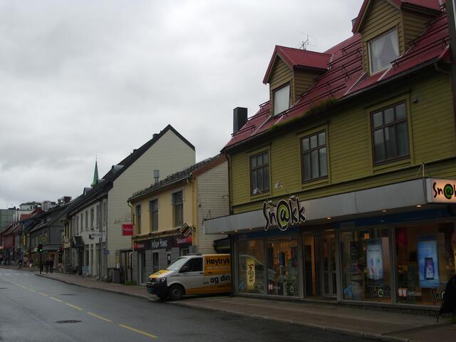 Einkaufsstraße in Tromsø, im Hintergrund links der Turm des Doms