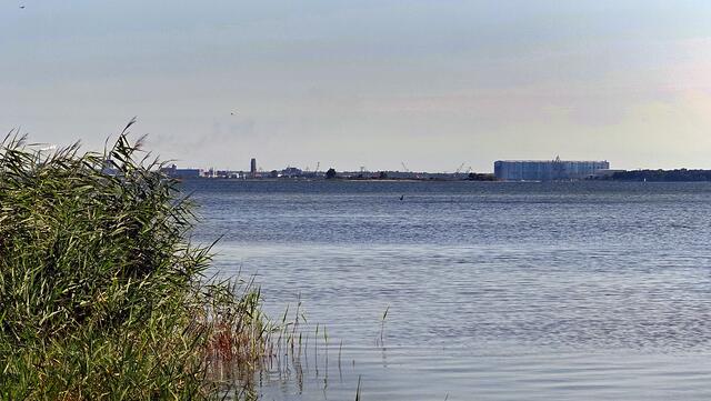 Von Brandenhusen reicht die Sicht über die Wismarbucht bis zur Hansestadt mit ihren Backsteinkirchen und den Werftanlagen. Foto: Helmut Kuzina