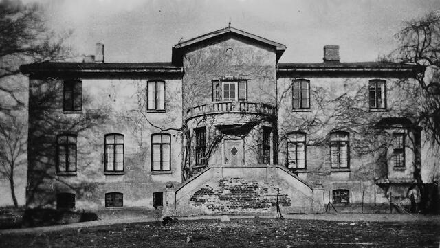 Die Aufnahme aus dem Jahr 1954 zeigt das ehemalige Gutshaus, in dem nach Ende des Zweiten Weltkriegs viele Flüchtlinge und Vertriebene untergebracht waren. Foto: Helmut Kuzina