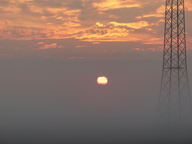 Sonnenaufgang im Nebel. Eine phantastische Lichtstimmung über dem kaum wahrnehmbaren Feld. Aufgenommen zwischen Groß- und Kleinburgwedel.