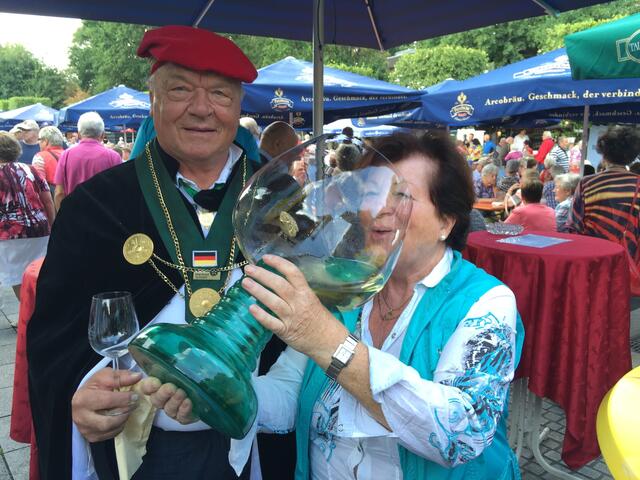 Weinfest in Bad Füssing auf dem Kurplatz (auf dem Bild: Hr. Manfred Schmitt, Weinritter vom Weltbund der Weinritter und Frau Paula Fend, Bürgerin von Bad Füssing