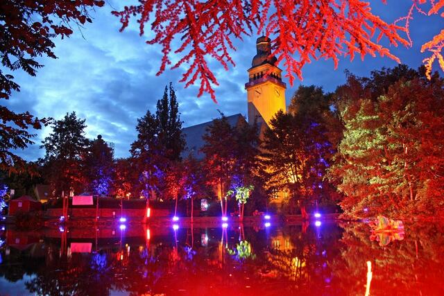 Abendstimmung im Park - anlässlich des Hessentags ist der Teich vor der Christuskirche in Oberursel bunt beleuchtet.