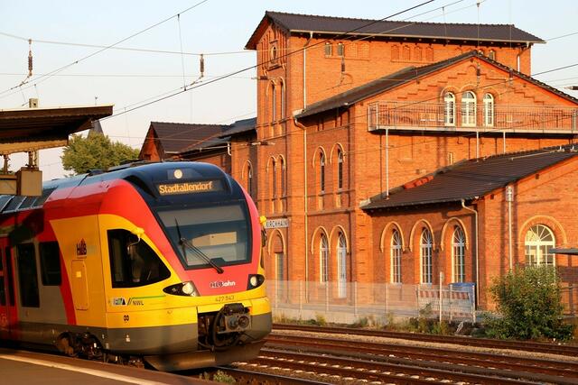 Abendstimmung an der Bahn: Am frisch renovierten Bahnhof von Kirchhain hält ein moderner Triebwagen der HLB.