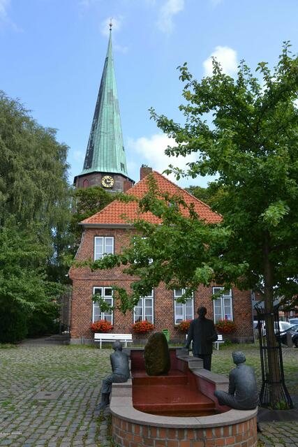 Auf dem alten Marktplatz erinnert ein Brunnen an Otto Timmermann und seine Geschichten (Foto: Katja Woidtke)