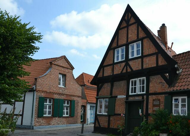 Das Fachwerkhaus rechts im Bild ist eines der ältesten Wohnhäuser Travemündes und stammt aus dem 16. Jahrhundert (Foto: Katja Woidtke)