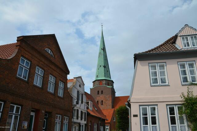 Blick durch die Jahrmarktstraße auf St. Lorenz in Travemünde (Foto: Katja Woidtke)