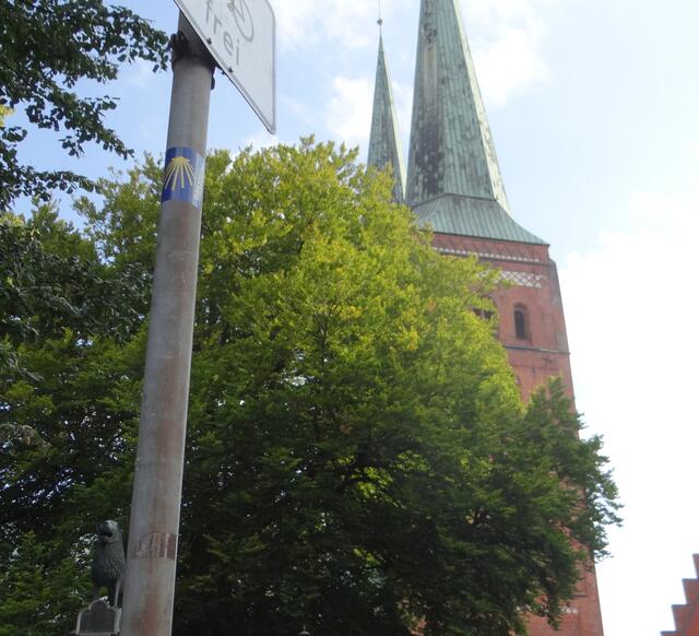 Das Pilgerzeichen beim Lübecker Dom