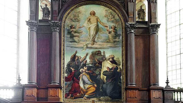 Der Altar der Schelfkirche wird von einer durchgehenden Holzwand hinterfangen. Das Altarbild stammt von Gaston Lenthe, dem Schweriner Hofmaler.  Foto: Helmut Kuzina