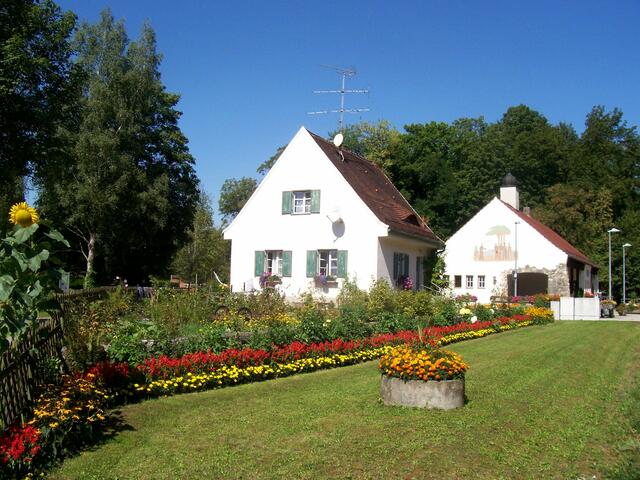 Kunstvoller Blumenschmuck am Bahnhof Sankt Ottilien