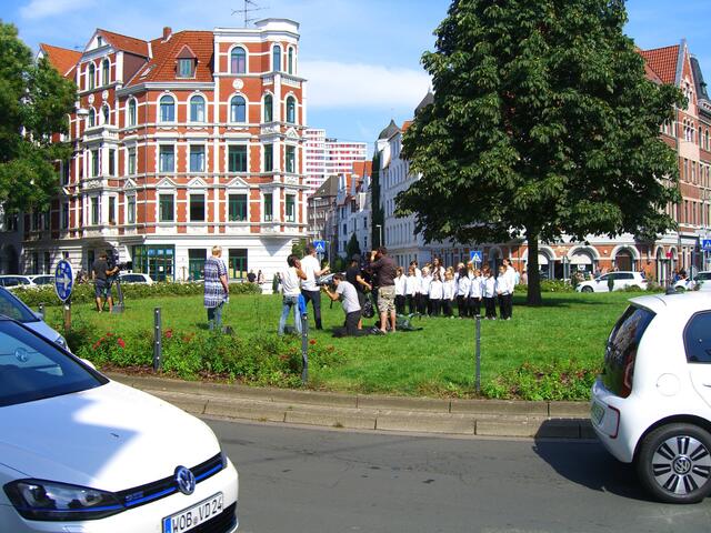 Der Kinderchor singt, man hört ihn sehr gut und die 20 Elektroautos schnurren fast schon unhörbar vor sich hin