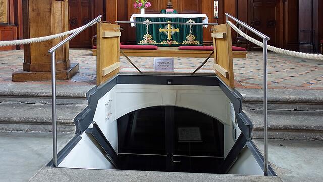 Vom Kirchenraum führt vor dem Altar eine Treppe hinunter zur Fürstengruft. Foto: Helmut Kuzina
