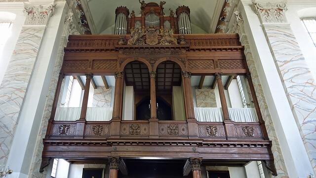 Zur Ausstattung der Schelfkirche gehört die Friese-Orgel. Schnitzarbeiten zeigen die Wappen der Herzöge von Mecklenburg-Schwerin. Foto: Helmut Kuzina