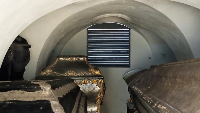 Besucher können einen Blick durch die Glastür in die Fürstengruft werfen, die der Herzog Friedrich Wilhelm anlegen ließ. Foto: Helmut Kuzina