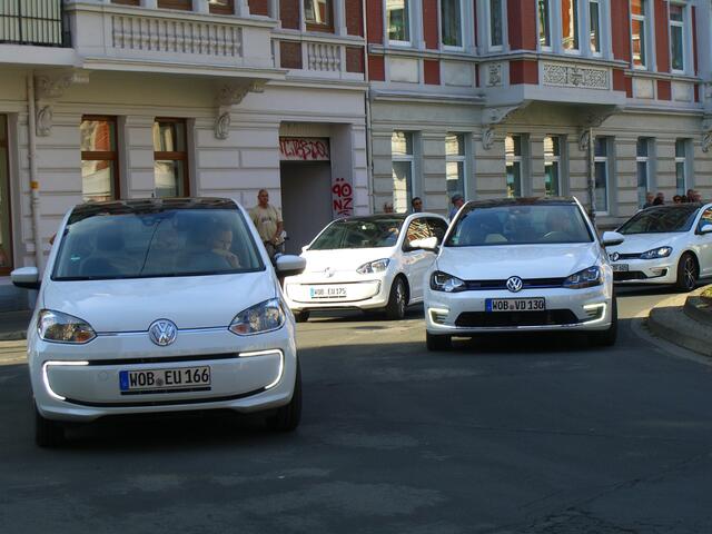 Die Elektroarmada von 20 Fahrzeugen auf dem Lichtenbergplatz.